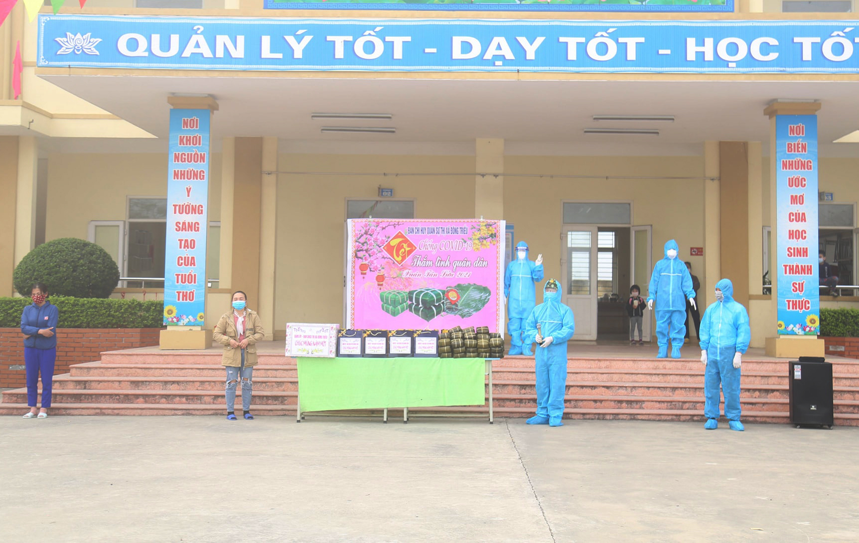 Thắm tình quân dân ở vùng dịch